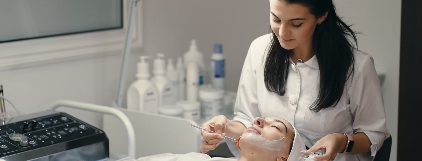 Best Hydrafacial Clinic in Delhi? Here’s How to Spot One!