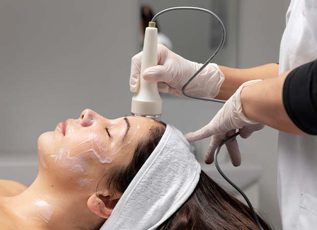 Skin Lightening Treatment in South Delhi: it is a treatment in which chemical substances are used to enhance your skin’s overall tone, providing even more youthful-looking skin.